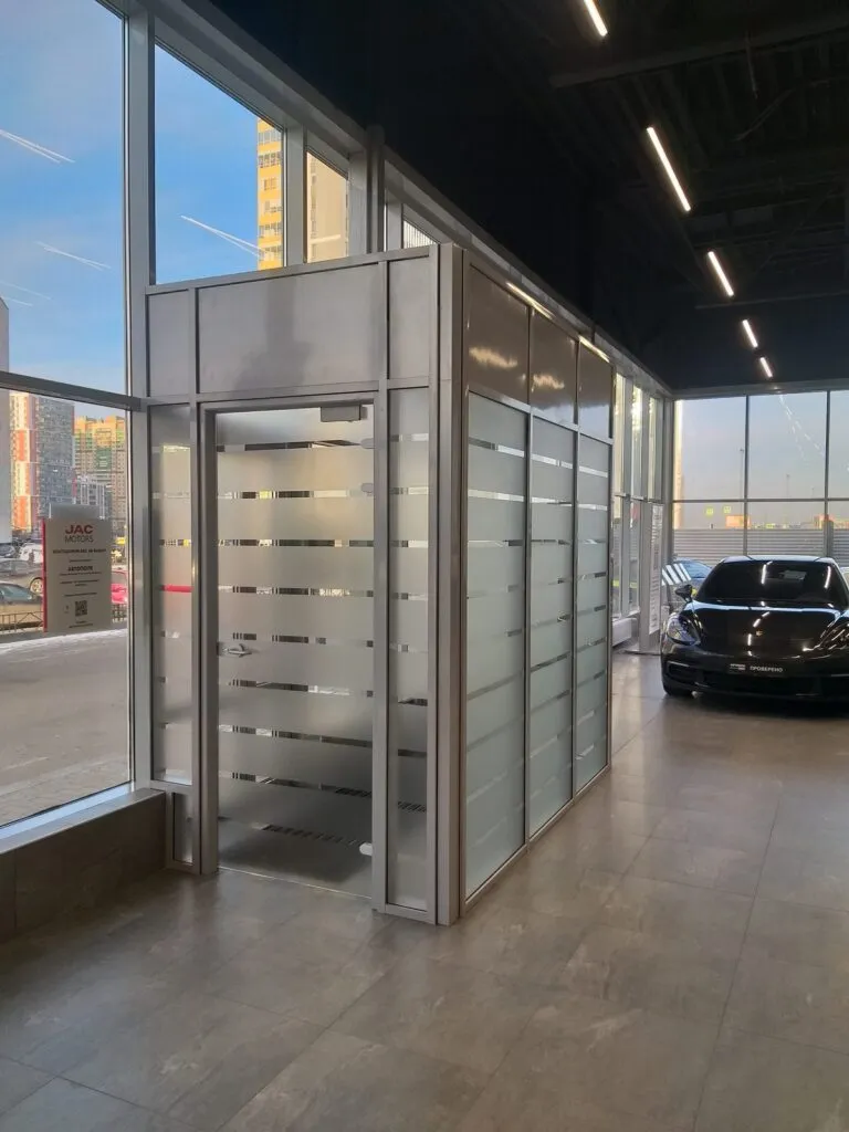 Входной тамбур автосалона, 19,09 м²: профиль Татпроф, облицовка Алюкобонд, фурнитура ASSA ABLOY