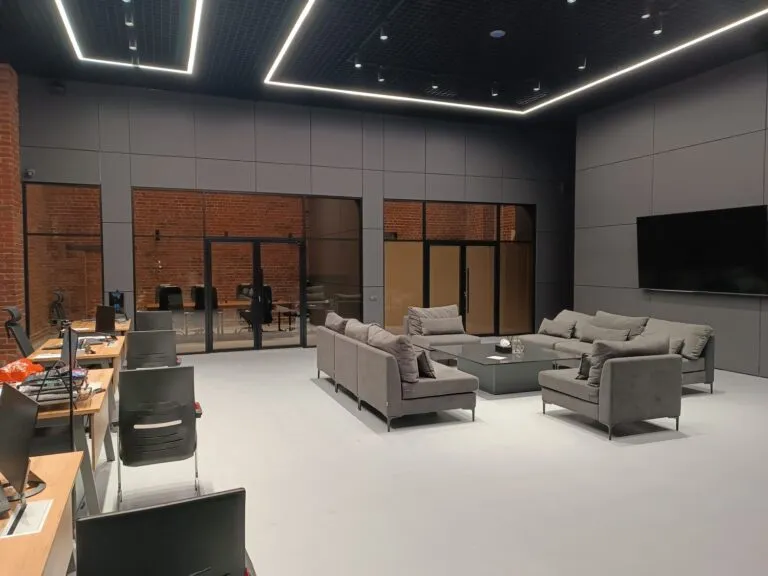 Зона отдыха в автосалоне, 20,04 м²: профиль 95×35 RAL 9005 матовый, бронзовое стекло с межрамными жалюзи