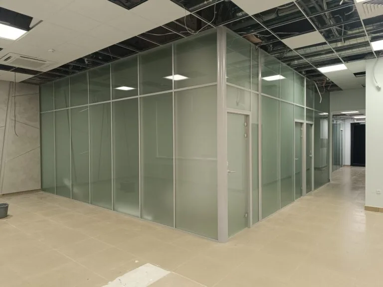 Ряд переговорных за стеклянными перегородками в банке, 143,92 м²