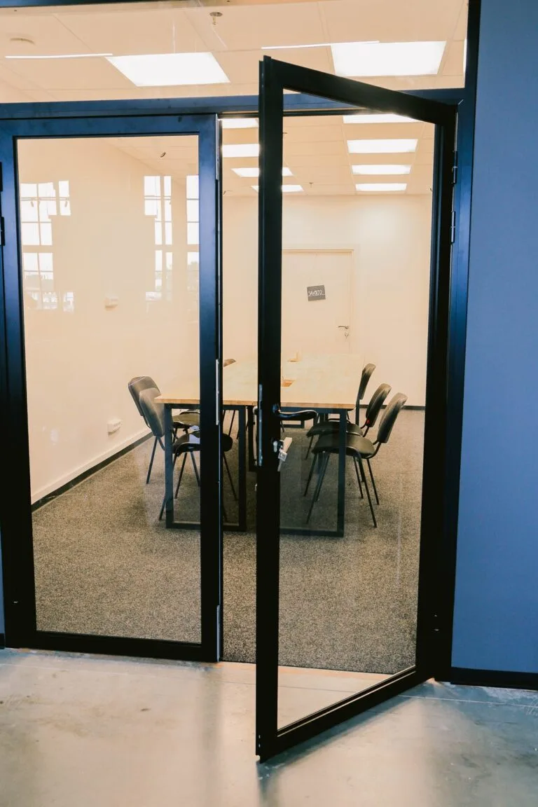 Открытая дверь переговорной, 7,74 м²: шумоизолирующий уплотнитель по контуру