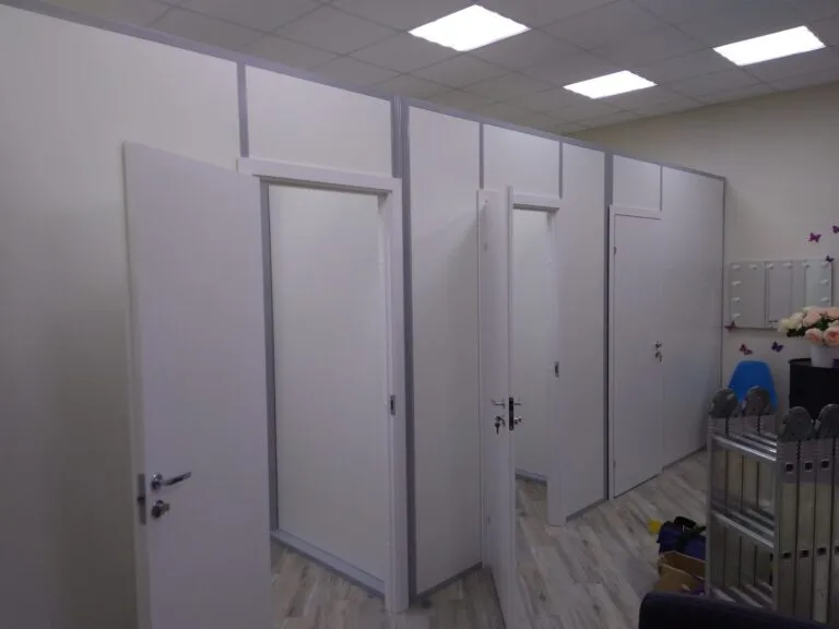 Кабинеты салона красоты за перегородками, 38,39 м²: белый ЛДСП EGGER, профиль 95×35