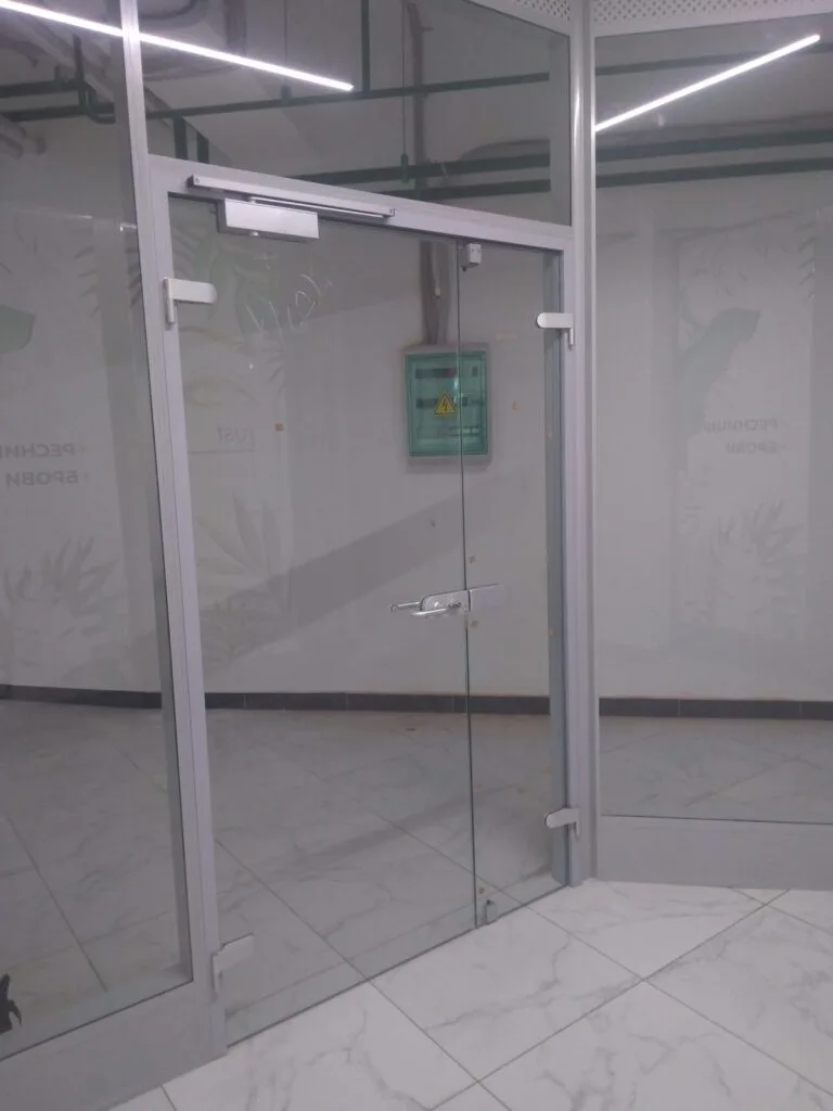 Дверной блок перегородки торгового центра с доводчиком ASSA ABLOY